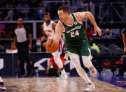 U8国际-西亚卡姆回归赛场，连败首场状态亮眼，雄鹿观众沸腾！的简单介绍