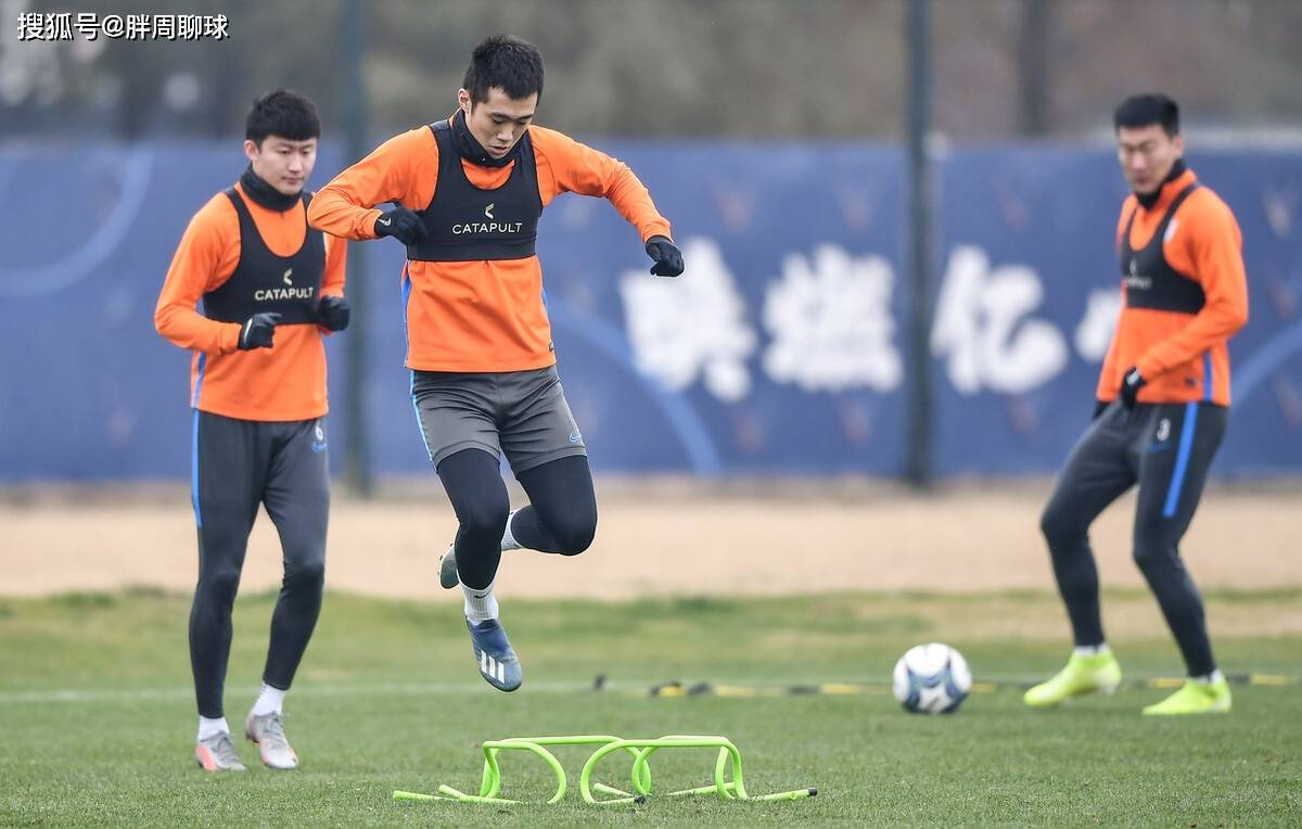 包含今夜佛罗伦萨备战亚冠，造点机会细节流出，管理层满意，更衣室氛围转暖的词条