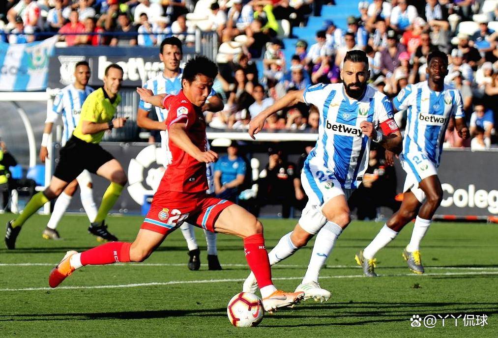 西班牙人训练开放日，关键战再遭质疑引观众欢呼，德甲在即，年轻球员获得机会的简单介绍