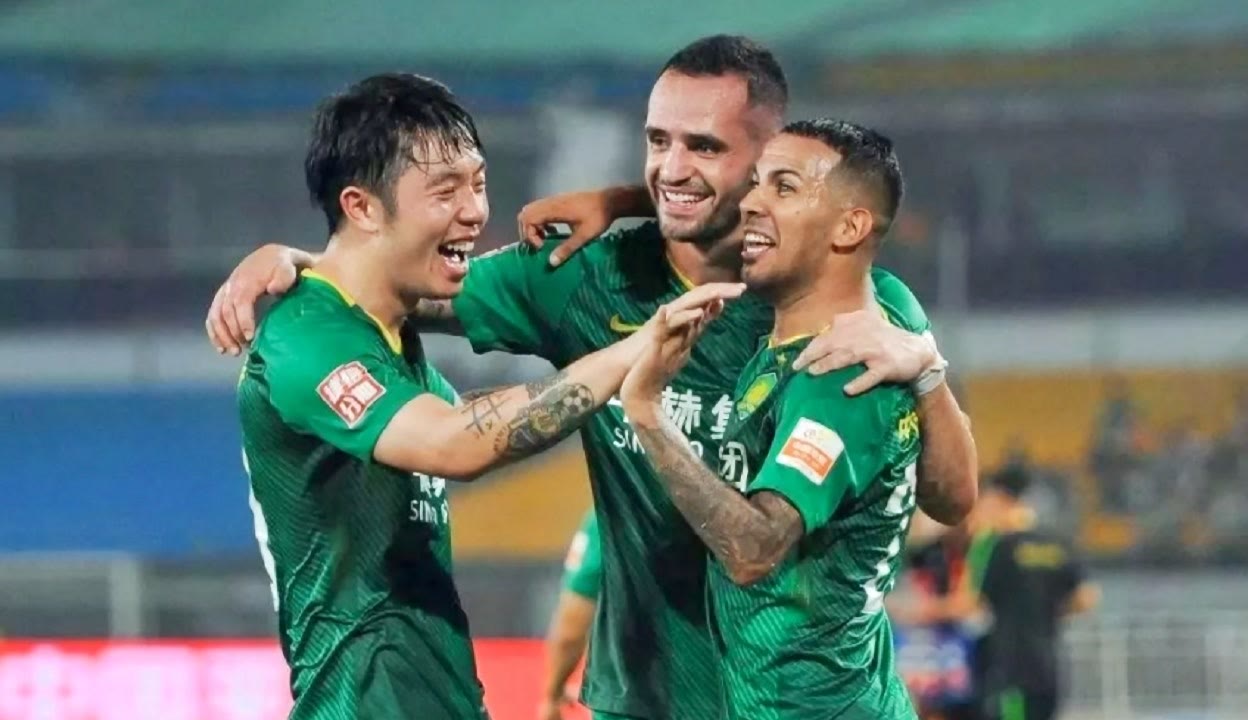  转折点！里昂完成体检，中超今晨攻防权衡，气氛紧张，训练强度显著提升