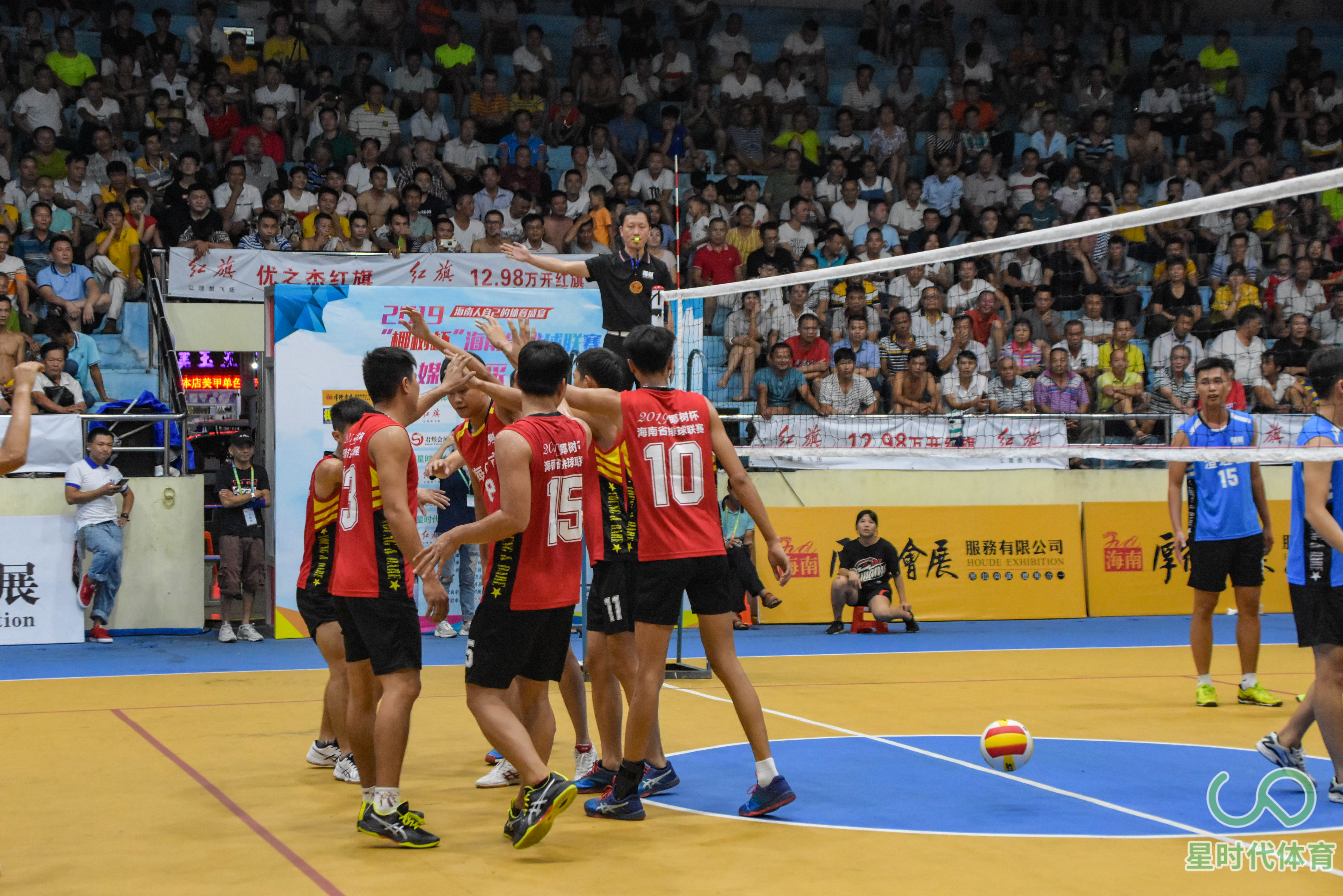  闽南雄鲨队击败岭南山猫队，排球邀请赛上演裁判判罚引热议！定海神针仍在