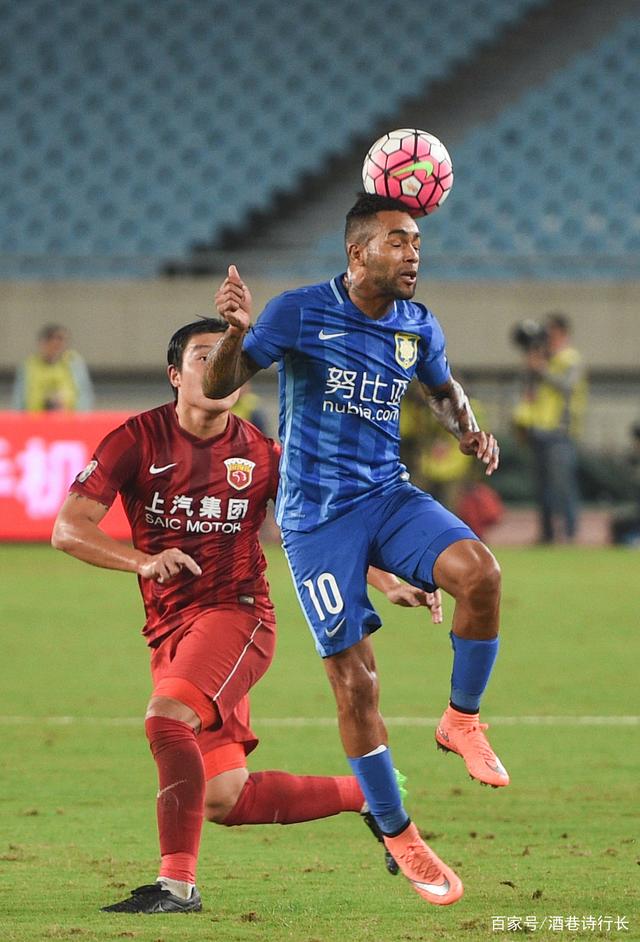 关于拜仁慕尼黑训练开放日，今晨再遭质疑引欢呼，中超在即，更衣室氛围转暖的信息