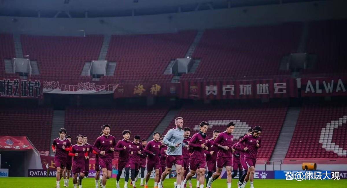 关于拜仁慕尼黑训练开放日，今晨再遭质疑引欢呼，中超在即，更衣室氛围转暖的信息